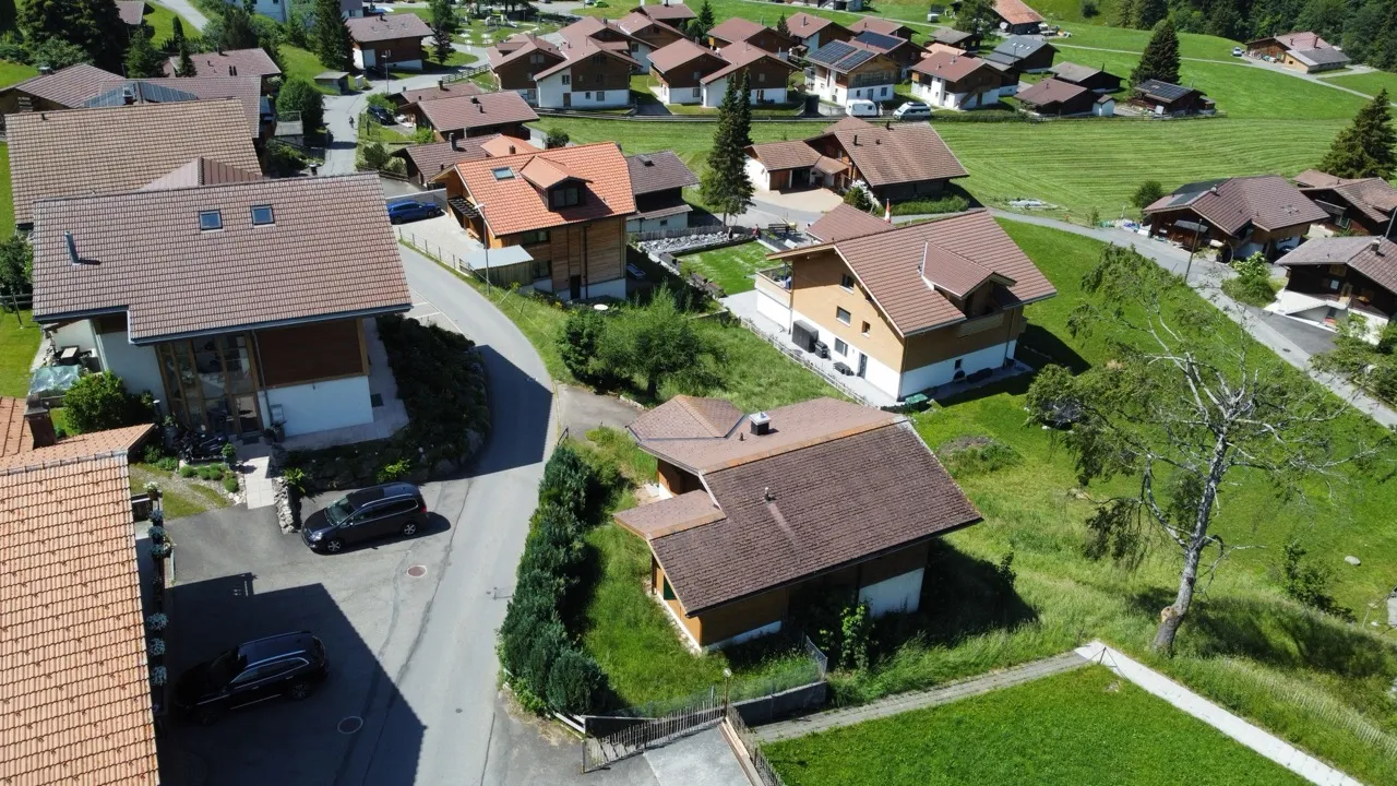 Drohnenaufnahme von Chalet Sylvestre und Grundstück in Adelboden