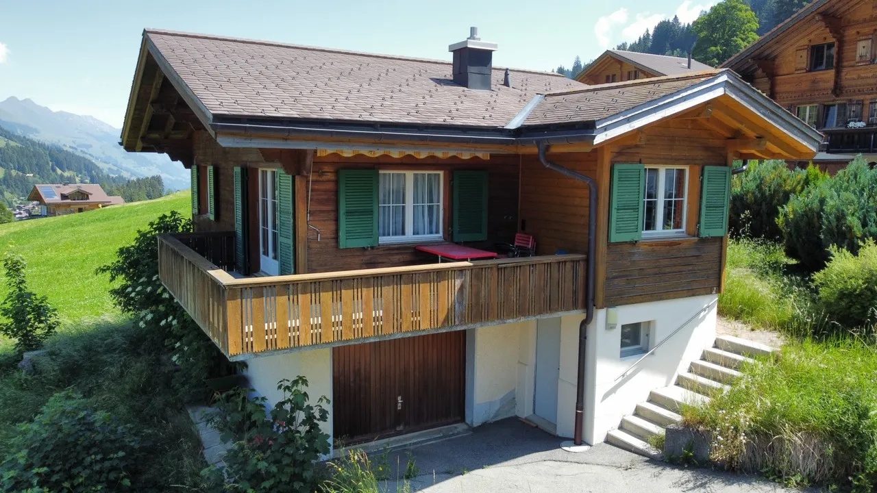 Drohnenaufnahme von Chalet Sylvestre und Grundstück in Adelboden