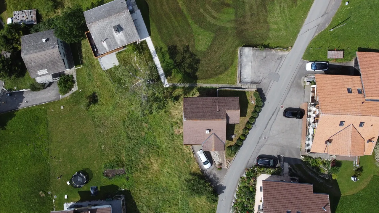 Drohnenaufnahme von Chalet Sylvestre und Grundstück in Adelboden