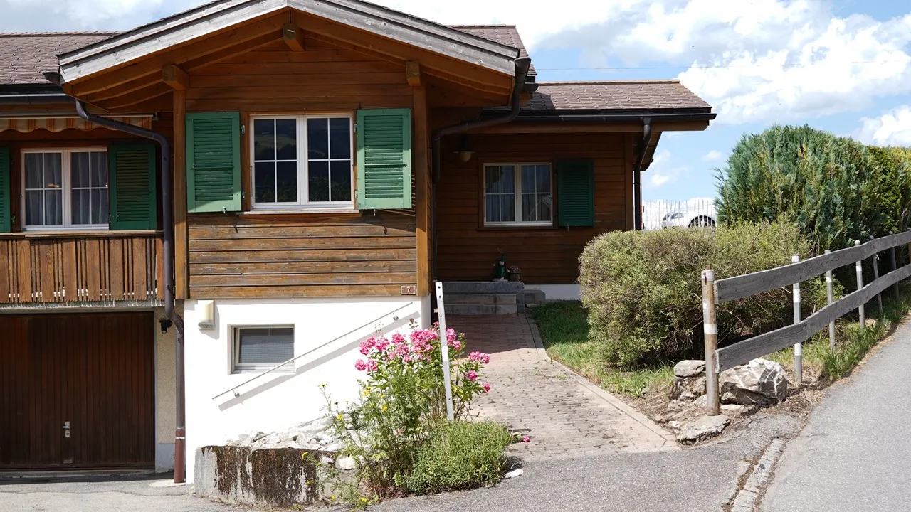 Fassade und Gebäudedetail von Chalet Sylvestre in Adelboden
