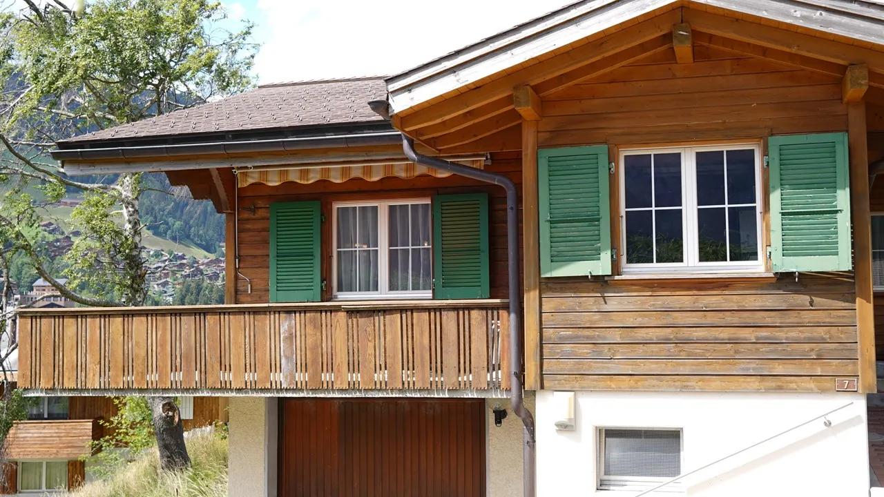 Fassade und Gebäudedetail von Chalet Sylvestre in Adelboden