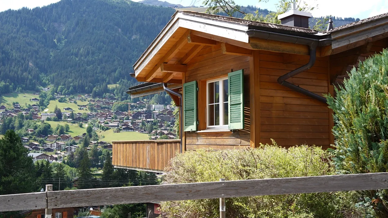 Fassade und Gebäudedetail von Chalet Sylvestre in Adelboden