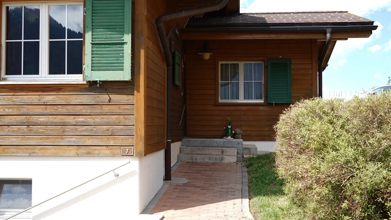 Fassade und Gebäudedetail von Chalet Sylvestre in Adelboden