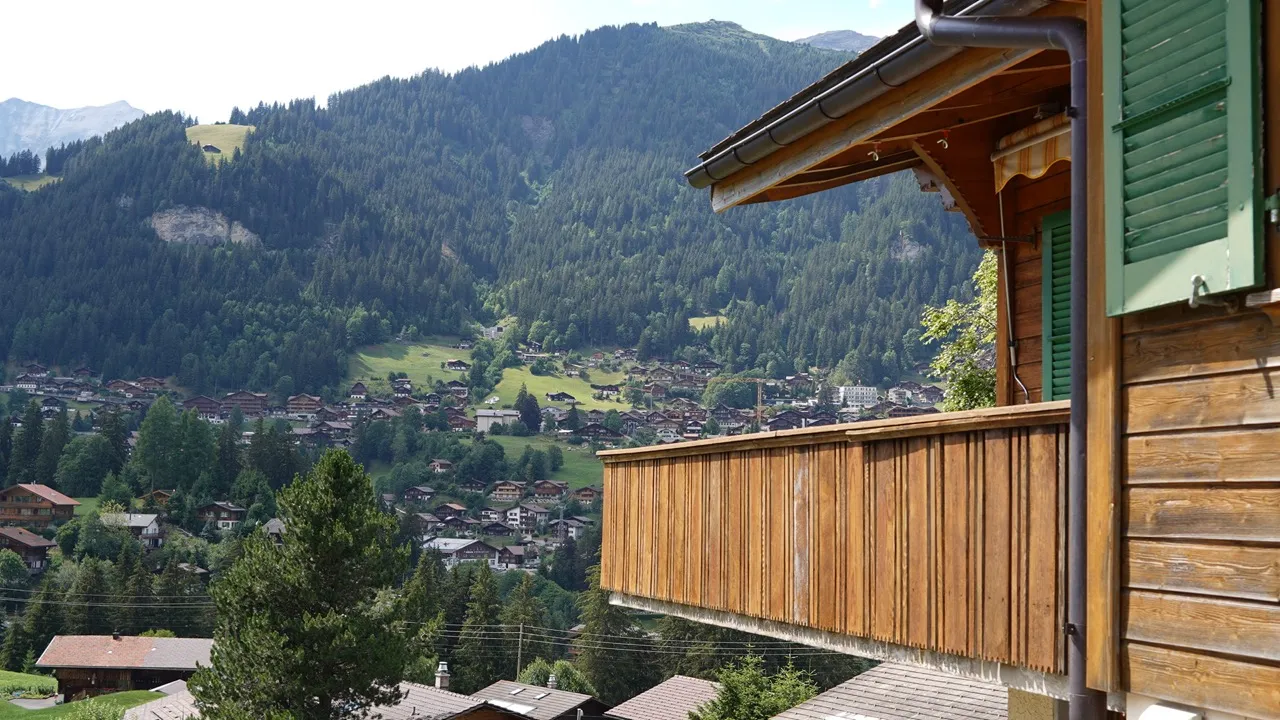 Fassade und Gebäudedetail von Chalet Sylvestre in Adelboden