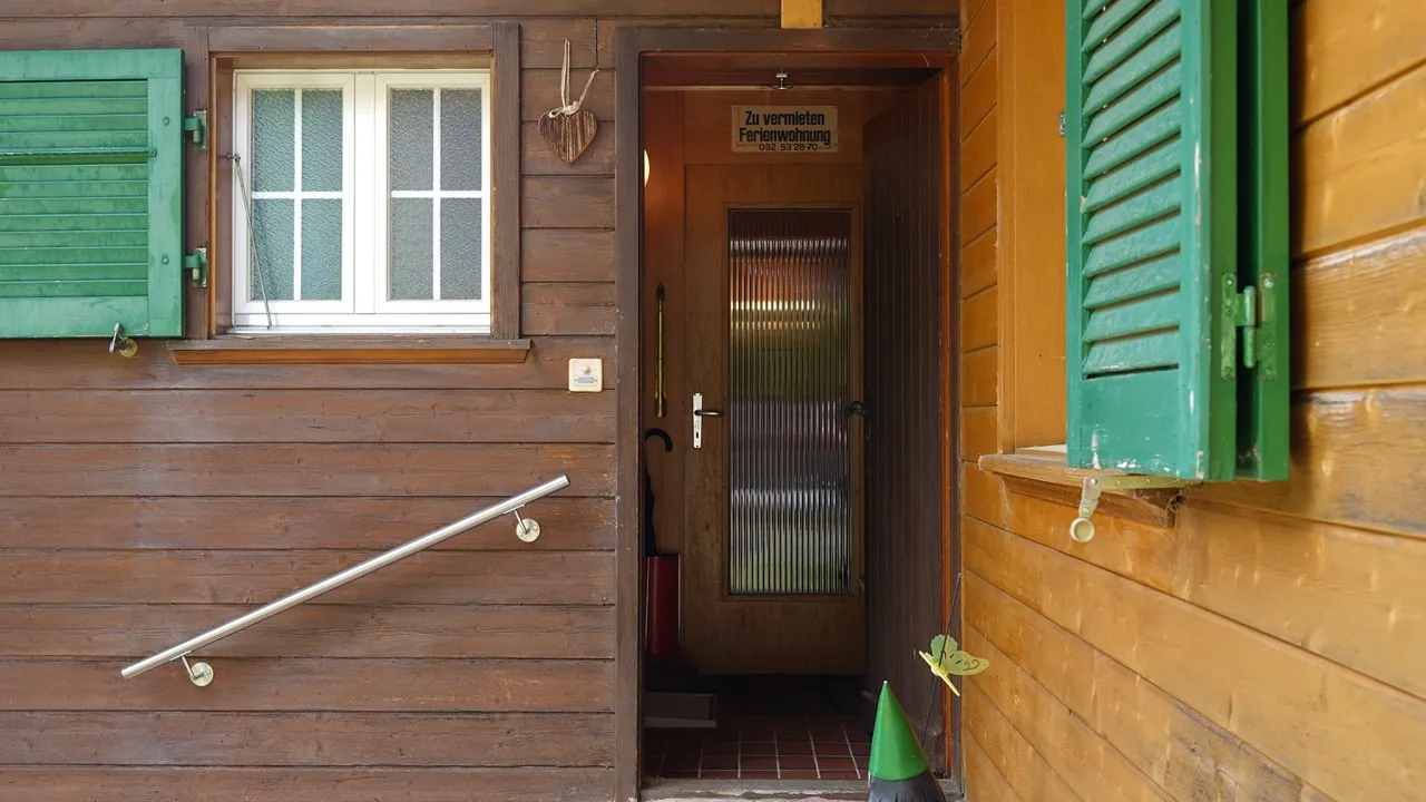 Fassade und Gebäudedetail von Chalet Sylvestre in Adelboden