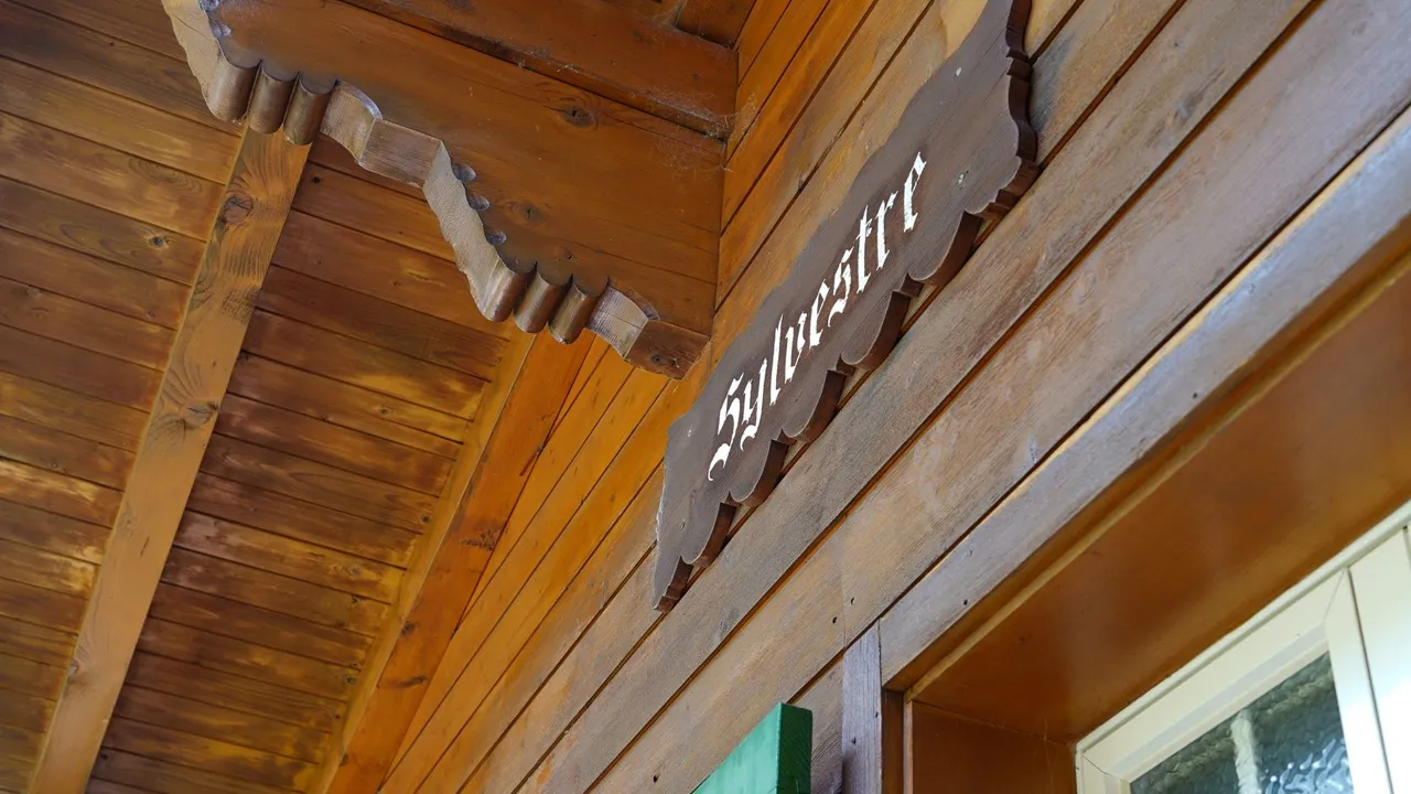 Fassade und Gebäudedetail von Chalet Sylvestre in Adelboden