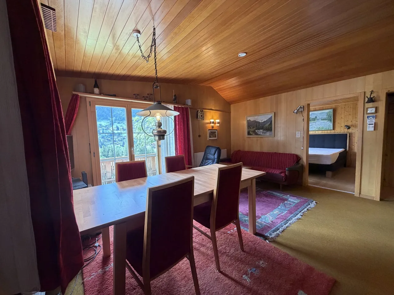 Wohn- und Essbereich mit Holzdecke im Chalet Sylvestre in Adelboden