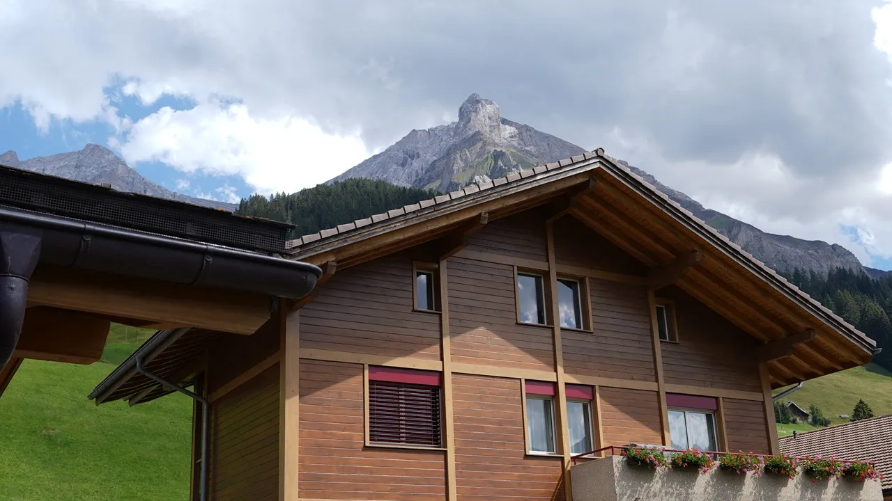 Blick von Chalet Sylvestre auf die Adelbodner Berglandschaft