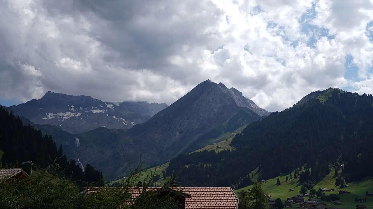 Blick von Chalet Sylvestre auf die Adelbodner Berglandschaft